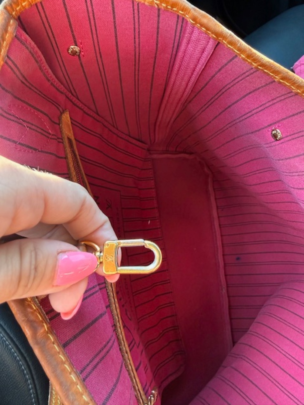 Louis Vuitton Monogram Tote with Natural Vachetta Trim & Fuschia lining inside - Picture 10 of 12